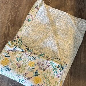Full/Queen  Floral Quilt with Cream and Yellow Accents